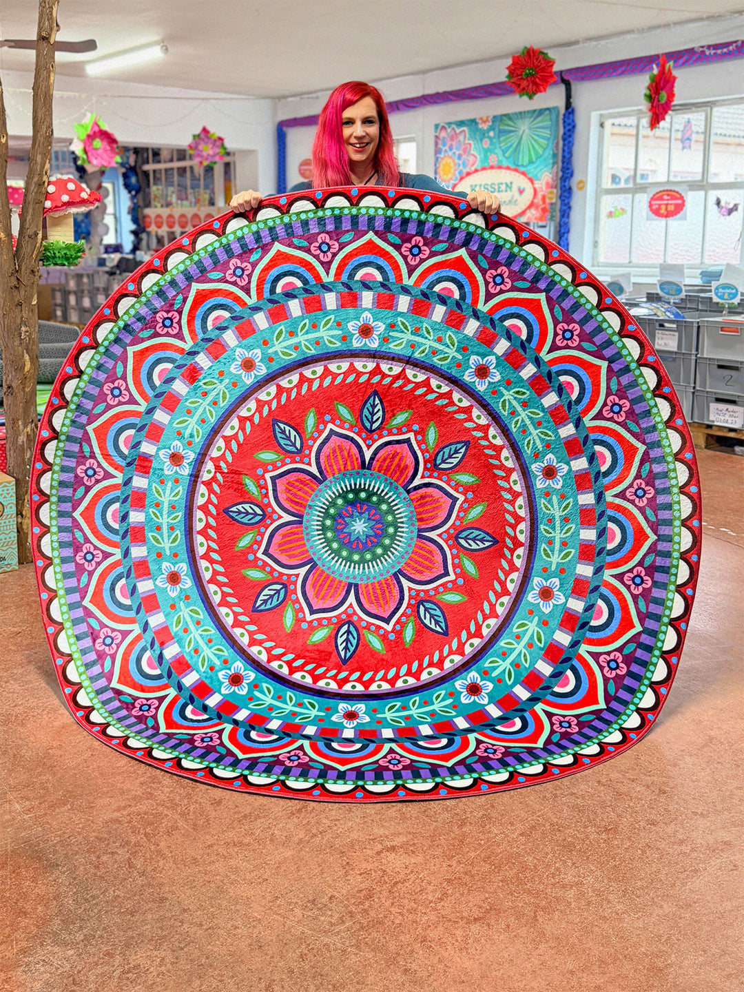 Superweicher runder Teppich im Design von Bine Brändle mit dem Motiv Jasmin in Rot, lebendig und dekorativ gestaltet.