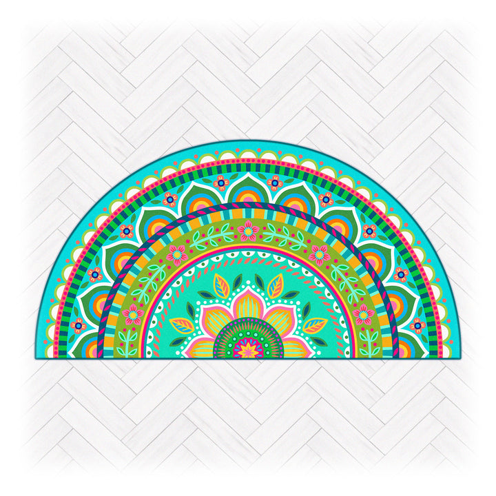 Superweiche Kuschelmatte im Design von Bine Brändle in halbrunder Form mit farbenfrohem Mandala-Bogen in Grün, Türkis, Gelb und Pink, dekorativ und lebendig gestaltet.
