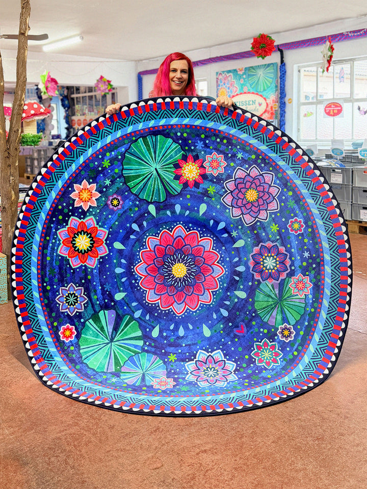 Superweicher Teppich im Design von Bine Brändle mit dem Motiv Seerosenteich in dunkler Farbgebung, stilvoll und harmonisch gestaltet.